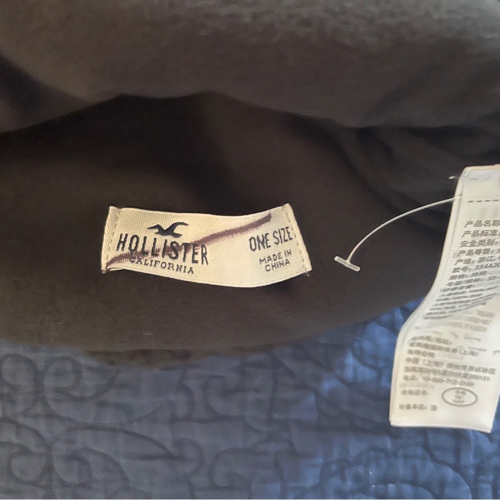 Lot of 3 Pompom Beanies NWT Hollister/Columbia/ Under Armour - Picture 5 of 5